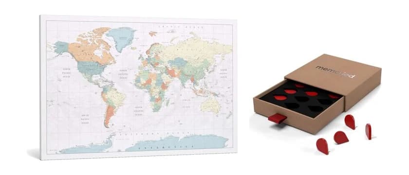 Weltkarte von Memoried auf Leinwand und eine Box mit roten NFC-Pins