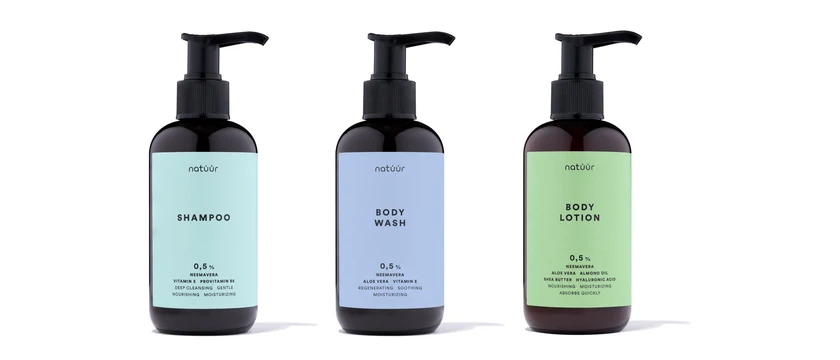 Shampoo, Body Wash und Body Lotion von natüür in Braunglasflaschen mit Pumpspender und farbigen Etiketten