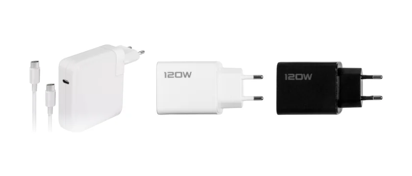 USB-C-Netzteil mit Kabel und zwei USB-Ladegeräte in Weiß und Schwarz